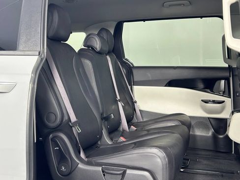 Used 2024 Kia Carnival EX FWD image 12
