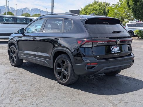 Used 2025 Volkswagen Taos SE AWD/4WD image 9