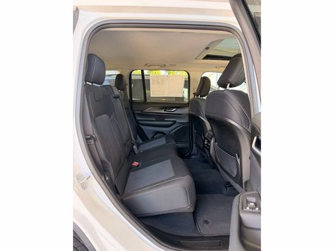 Used 2023 Jeep Grand Cherokee Laredo AWD/4WD image 18