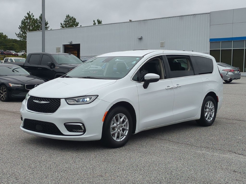 Used 2023 Chrysler Pacifica Touring-L FWD image 7