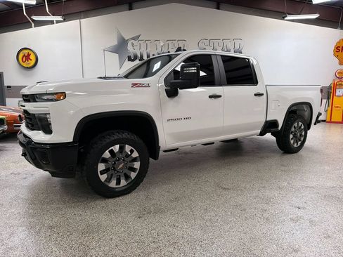 Used 2024 Chevrolet Silverado 2500 Custom w/ Custom Value Package AWD/4WD image 1