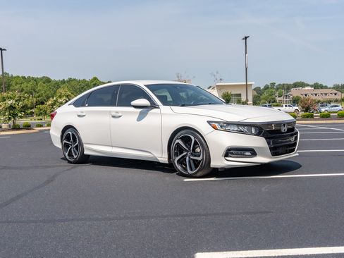 Used 2019 Honda Accord Sport image 3