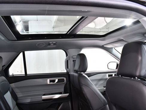 Used 2022 Ford Explorer XLT w/ Equipment Group 202A image 18