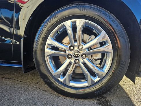 Used 2022 Toyota Sienna XSE image 9