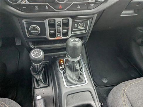 Used 2025 Jeep Wrangler Sahara image 13