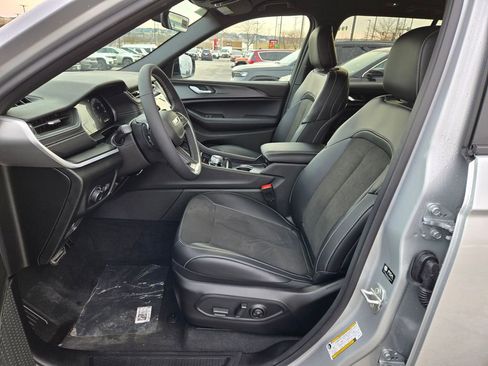 New 2025 Jeep Grand Cherokee Altitude image 14