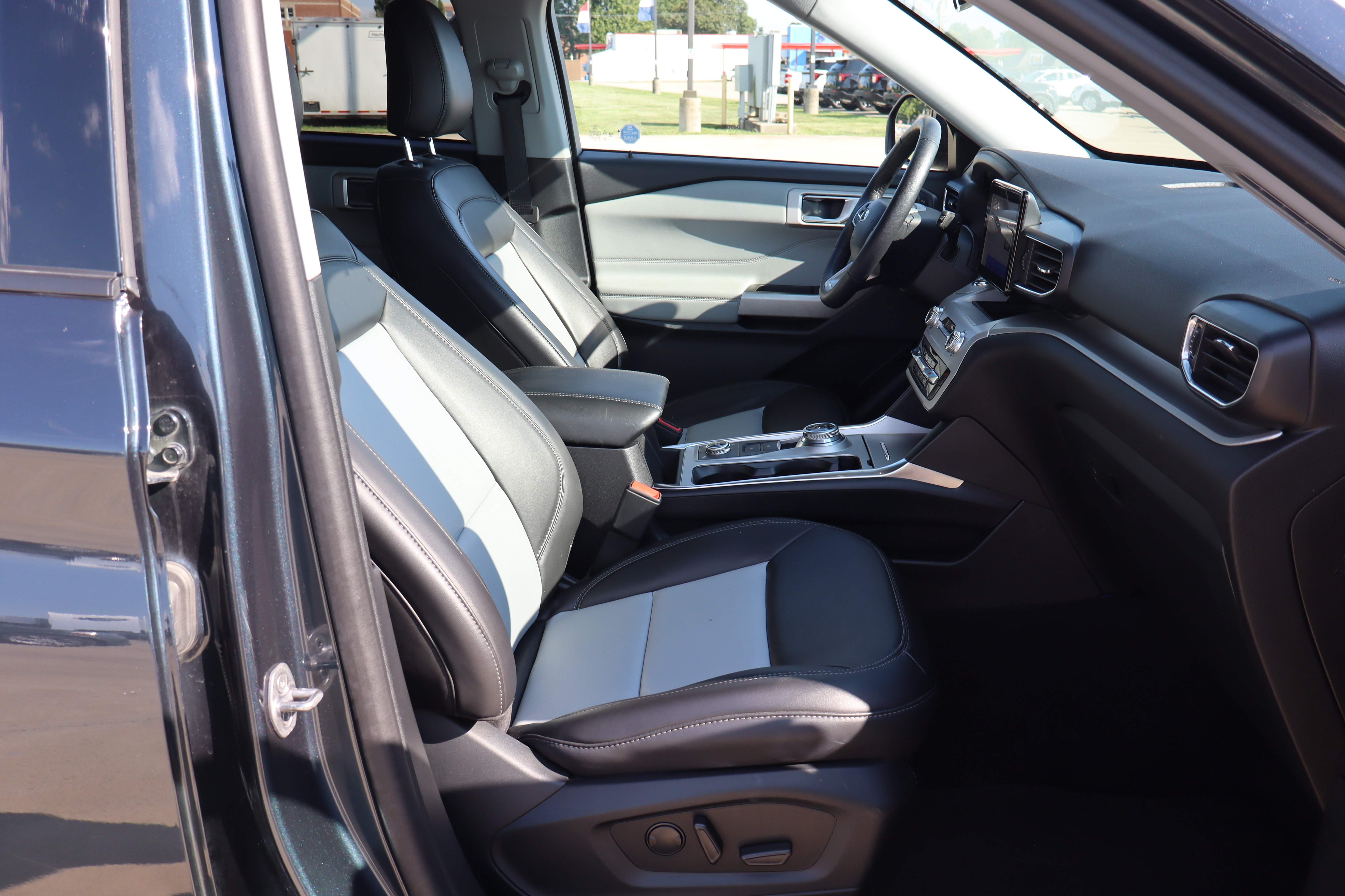 Used 2024 Ford Explorer XLT w/ Equipment Group 202A AWD/4WD image 15