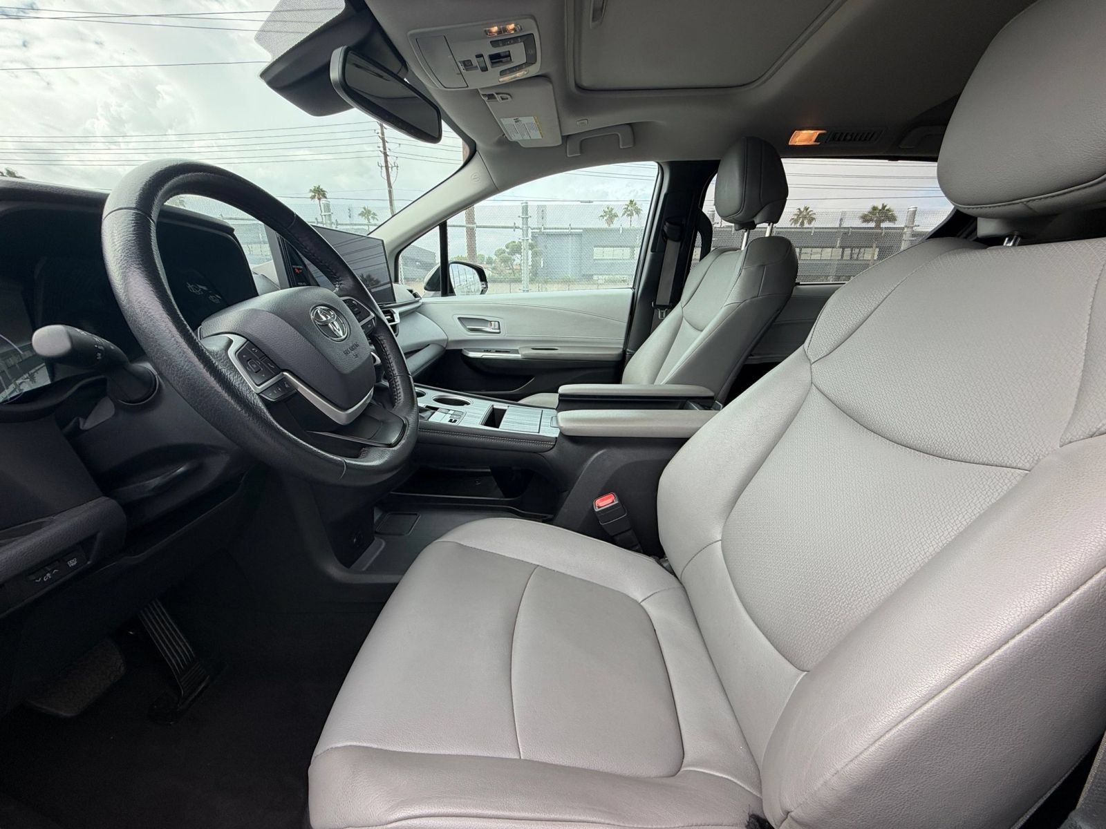Used 2025 Toyota Sienna XLE FWD image 26