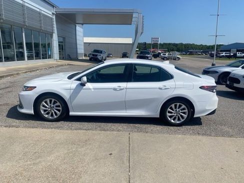 Used 2023 Toyota Camry LE image 3