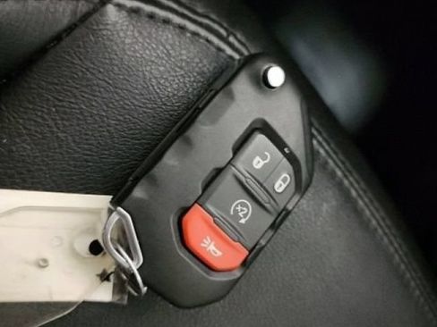 Used 2022 Jeep Wrangler Unlimited Sahara AWD/4WD image 33