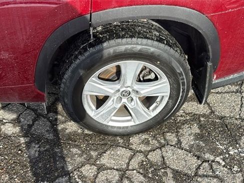 Used 2021 Toyota Highlander LE image 25