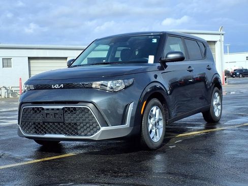Used 2025 Kia Soul LX w/ LX Technology Package FWD image 2