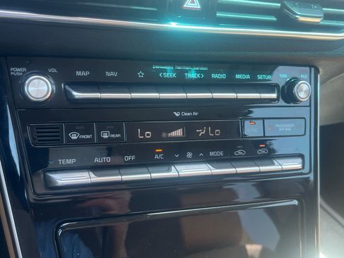 Used 2020 Kia Cadenza Limited image 22