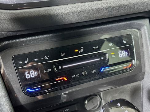 Used 2024 Volkswagen Tiguan SE image 23