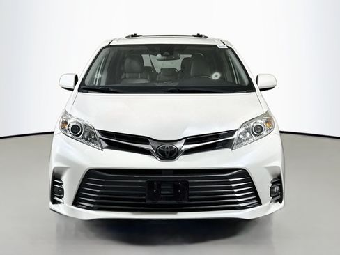 Used 2020 Toyota Sienna XLE w/ XLE Navigation Package FWD image 2
