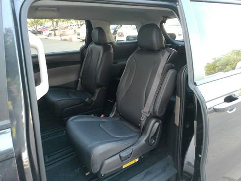 Used 2025 Kia Carnival FWD image 17