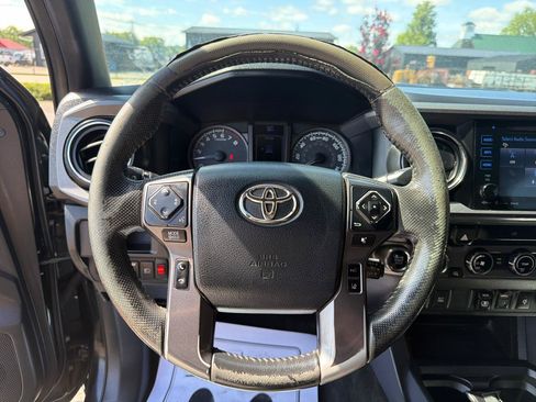 Used 2018 Toyota Tacoma TRD Sport AWD/4WD image 10