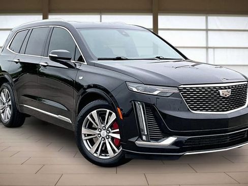 Used 2022 Cadillac XT6 Premium Luxury w/ Technology Package FWD image 12