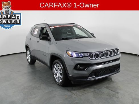 Used 2024 Jeep Compass Latitude w/ Sun and Sound Group AWD/4WD image 4