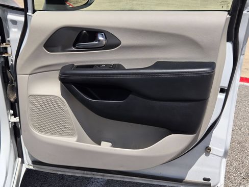 Used 2023 Chrysler Pacifica Touring-L FWD image 26