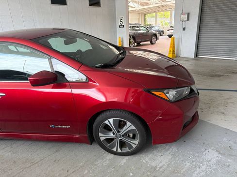 Used 2018 Nissan Leaf SV w/ SV Technology Package FWD image 6