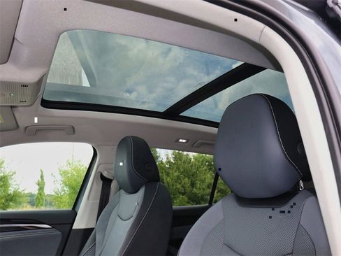 New 2025 Volkswagen Tiguan SE image 13