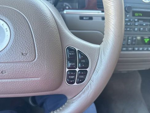 Used 2004 Lincoln Town Car Signature image 26