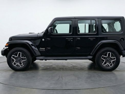 Used 2025 Jeep Wrangler Sahara image 5