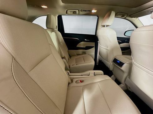 Used 2019 Toyota Highlander Limited Platinum FWD image 27