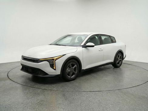 Used 2025 Kia K4 FWD image 3