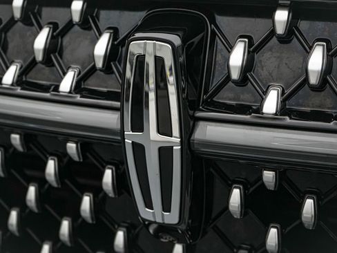 Used 2025 Lincoln Nautilus Premier AWD/4WD image 12