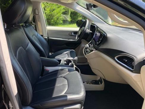 Used 2024 Chrysler Pacifica Touring-L FWD image 35