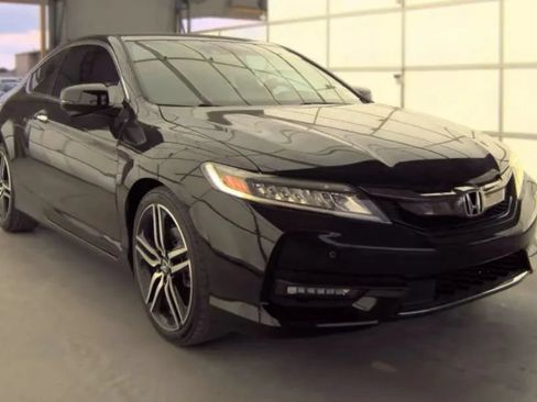 Used 2017 Honda Accord Touring image 2