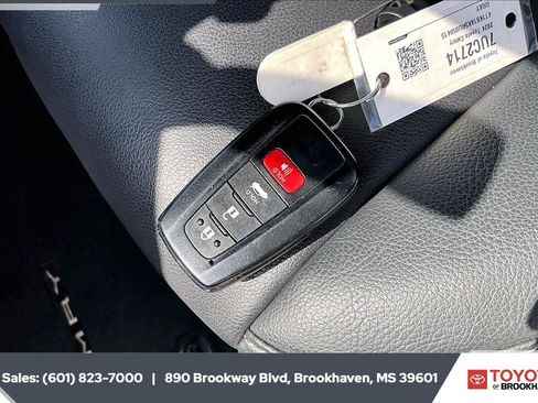 Used 2024 Toyota Camry XSE FWD image 9
