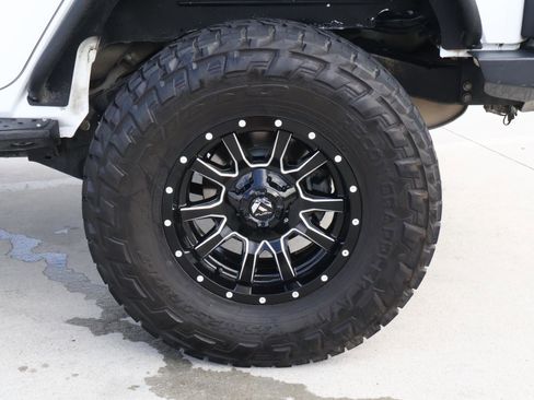 Used 2017 Jeep Wrangler Unlimited Sahara AWD/4WD image 8