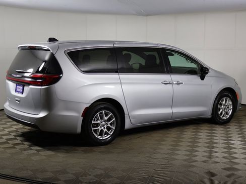 Used 2024 Chrysler Pacifica Touring-L image 11