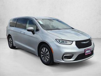 Used 2023 Chrysler Pacifica Touring-L FWD video 3