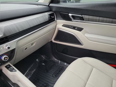 Certified 2024 Kia Telluride EX w/ EX Captain's Chair Package FWD image 23