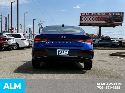 Used 2024 Hyundai Elantra SE FWD image 5