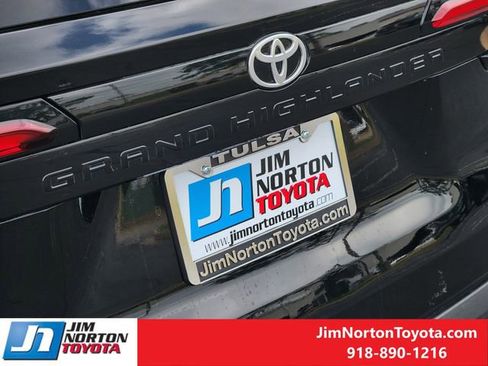 Used 2025 Toyota Grand Highlander AWD image 11