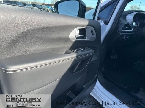 Used 2024 Chrysler Pacifica Touring-L w/ S Appearance Package image 6