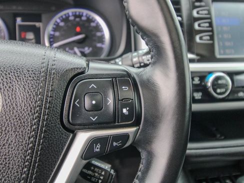 Used 2019 Toyota Highlander SE w/ Nightshade Edition AWD/4WD image 25