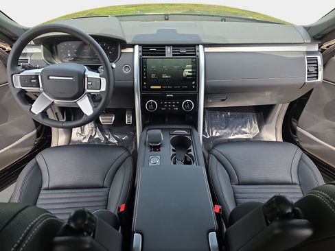Certified 2025 Land Rover Discovery Dynamic SE AWD/4WD image 9