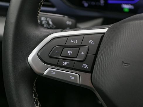 Certified 2023 Volkswagen Taos SE w/ Panoramic Sunroof Package AWD/4WD image 40