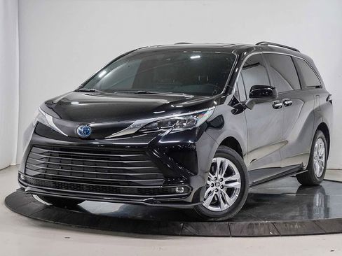 Used 2025 Toyota Sienna XLE w/ XLE Plus Package image 1