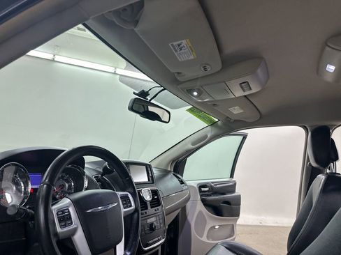 Used 2016 Chrysler Town & Country Touring FWD image 30