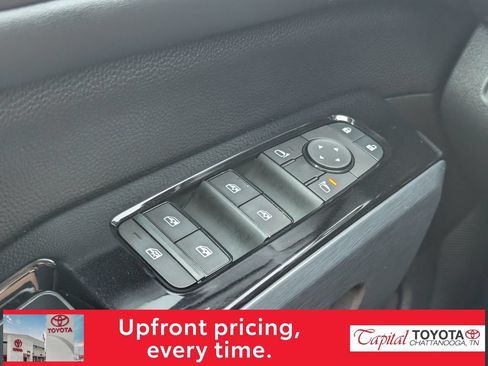 Used 2025 Nissan Pathfinder SL AWD/4WD image 15