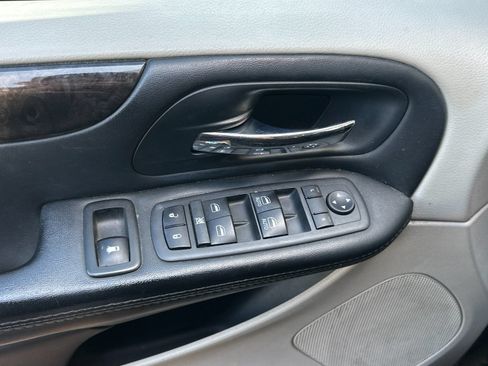 Used 2016 Dodge Grand Caravan SXT w/ UConnect Hands-Free Group FWD image 10
