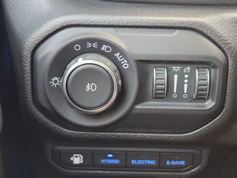 Used 2022 Jeep Wrangler Unlimited Sahara w/ Cold Weather Group AWD/4WD image 26