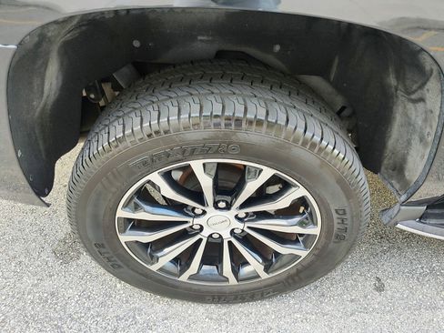 Used 2018 Chevrolet Suburban LT image 23